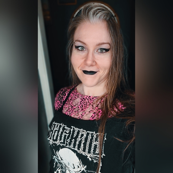 Meet your Posher, Nicole - Picture 5 of 7